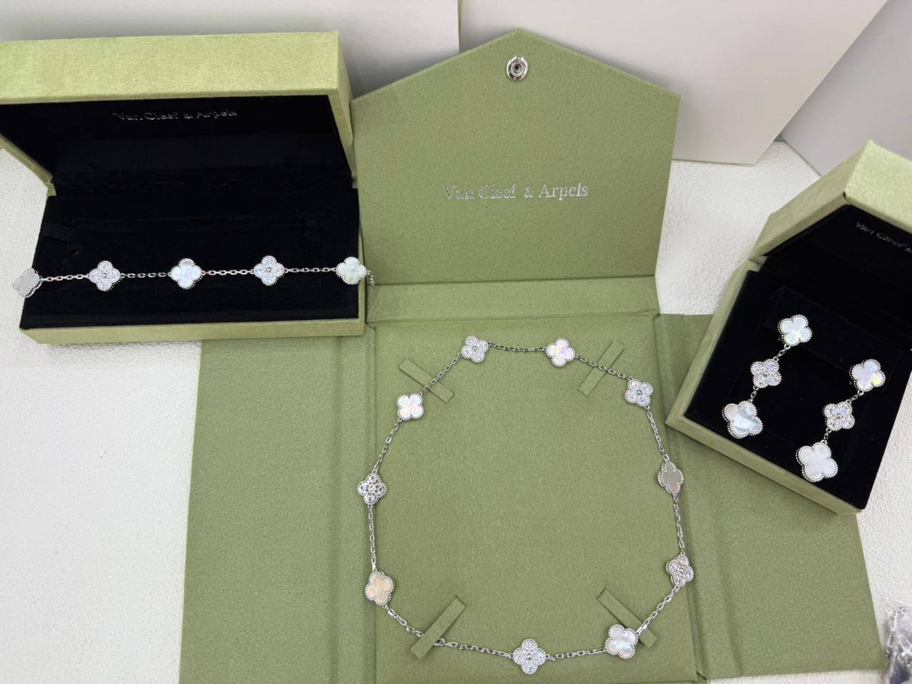 VCA SET❤️‍🔥*
Necklace 🍁
Earring💥
Bracelet 🐦‍🔥
Master quality 💯
With normal boxes 📦 
250 dhs🪙🌨️
With master box 🗃️ 
300 dhs🪙🌨️

Zain216
♥️♥️♥️