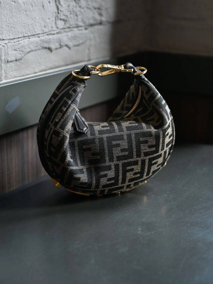 Fendi
100 dhs💓
size：20cm
Good-quality with box

Zain35
♥️♥️♥️