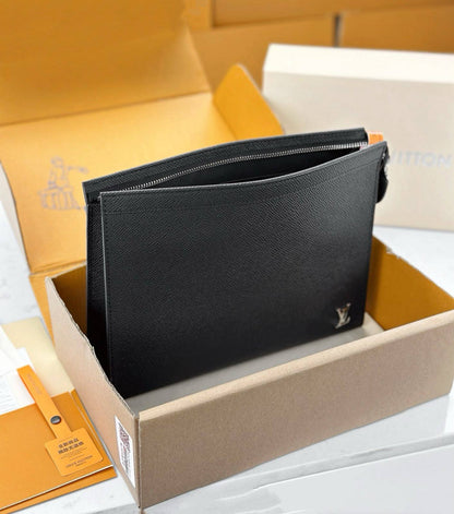 LOUIS VUITTON HAND BAG POUCH NEW CAME GOOD QUALITY WITH 
BOX 
95 dhs✅

Zain295
♥️♥️♥️
