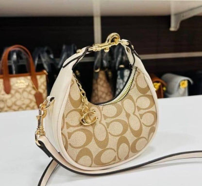 Coach

With box 
🎁🎁🎁

90 dhs🪙🌨️

Zain136
♥️♥️♥️