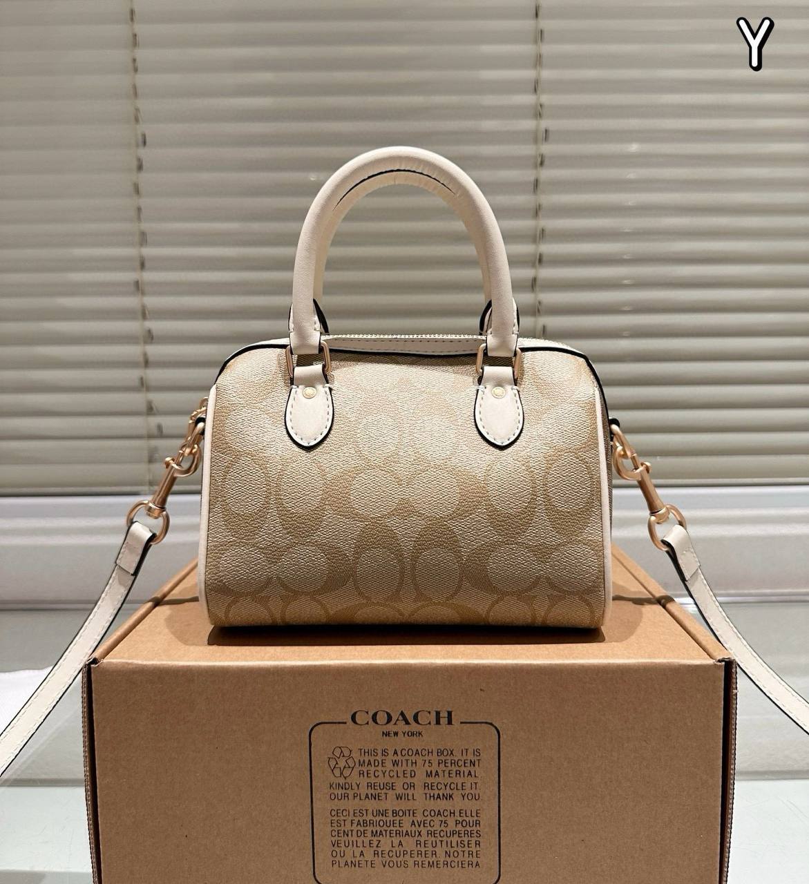 COACH 
NEW CAME GOOD QUALITY 
WITH BOX 
🎁🎁🎁

90 dhs🪙🌨️
SIZE: 18cm

Zain39
♥️♥️♥️