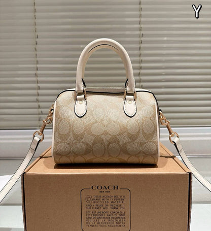 COACH 
NEW CAME GOOD QUALITY 
WITH BOX 
🎁🎁🎁

90 dhs🪙🌨️
SIZE: 18cm

Zain39
♥️♥️♥️