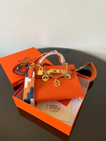 Hermes

100 dhs🇦🇪🇦🇪

size 22cm

with box
Zain26
♥️♥️♥️