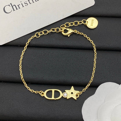BRACELET 
MASTER💫✨
55 DHS✅
WITH BOX AND PAPER BAG🎁🛍️

Zain89
♥️♥️♥️
