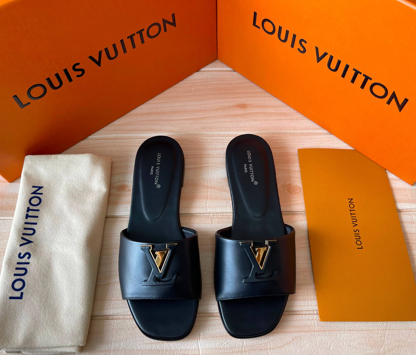 LV
Master quality 
Size: 36 to 41
450 dhs✅

Zain318
♥️♥️♥️