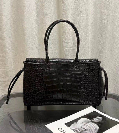 CHANEL 

MASTER QUALITY 

RESTOCK 

350 DHS🇦🇪🇦🇪

Zain295
♥️♥️♥️