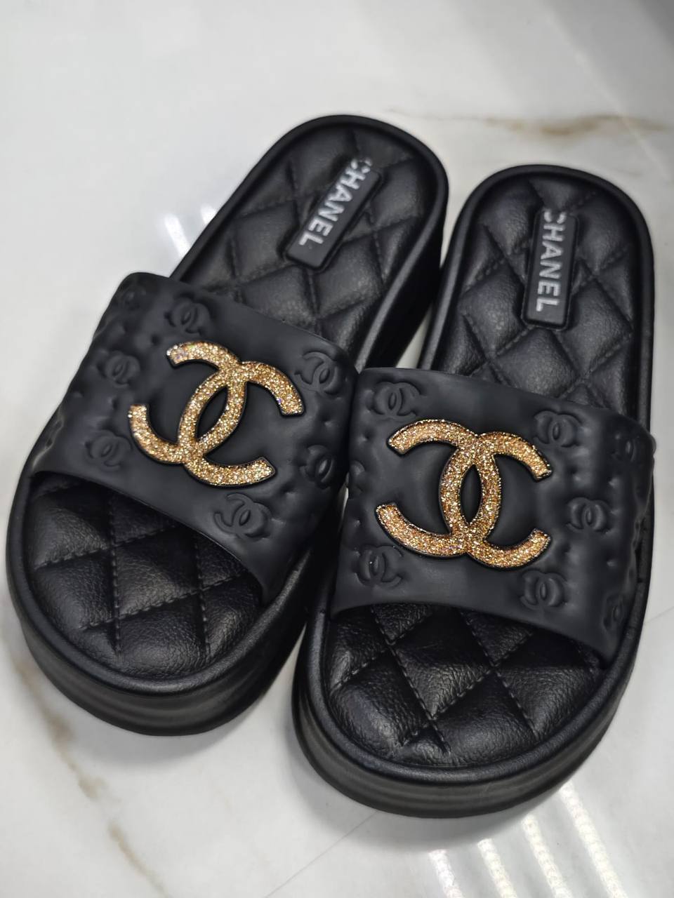 Gucci Slippers 
70 dhs✅ Same Photo Same Video👌👌👌
Size 37-41

Zain200
♥️♥️♥️