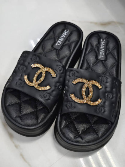 Gucci Slippers 
70 dhs✅ Same Photo Same Video👌👌👌
Size 37-41

Zain200
♥️♥️♥️
