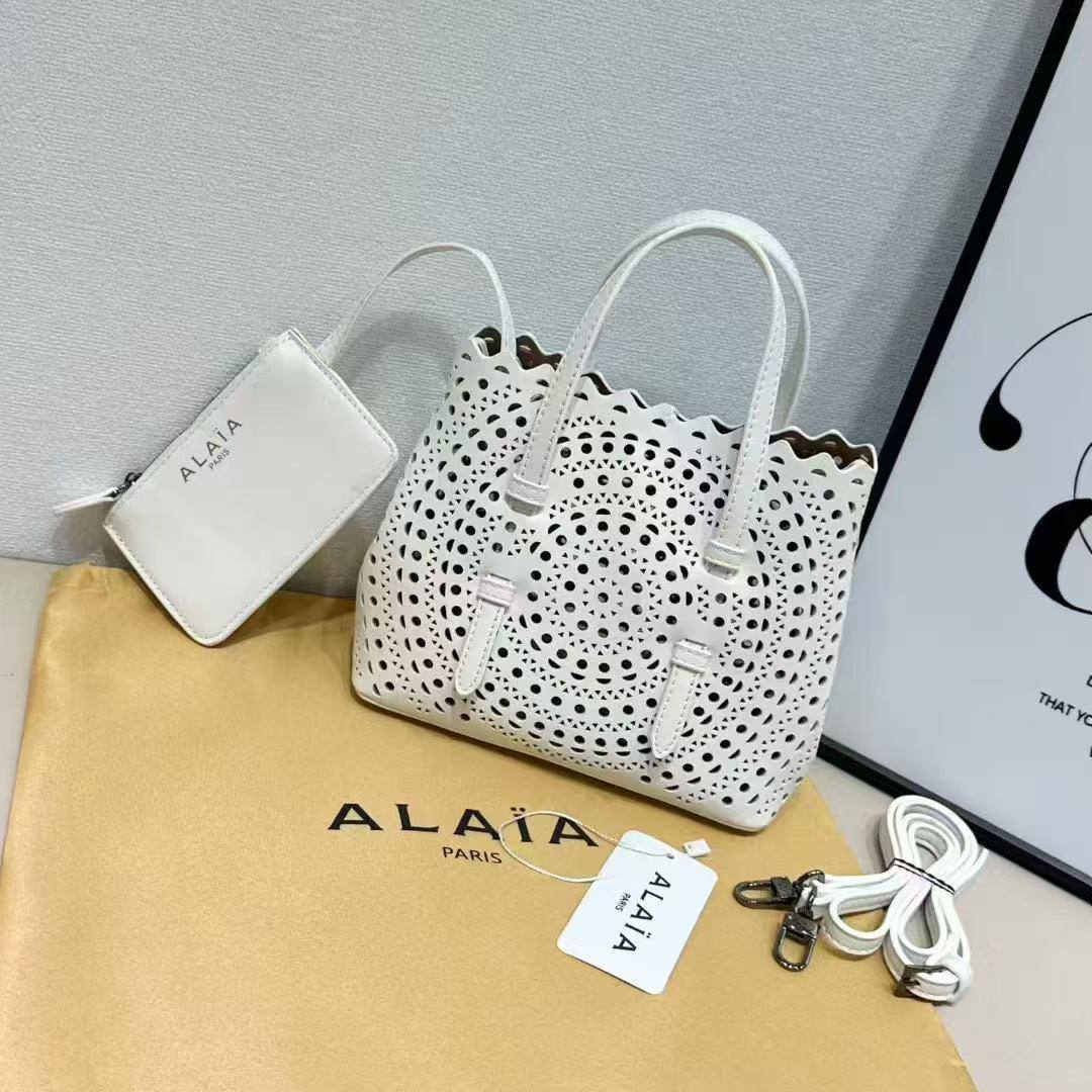 Alaia
Best quality 
90 dhs🪙🖤
size 21 cm

Zain158
♥️♥️♥️