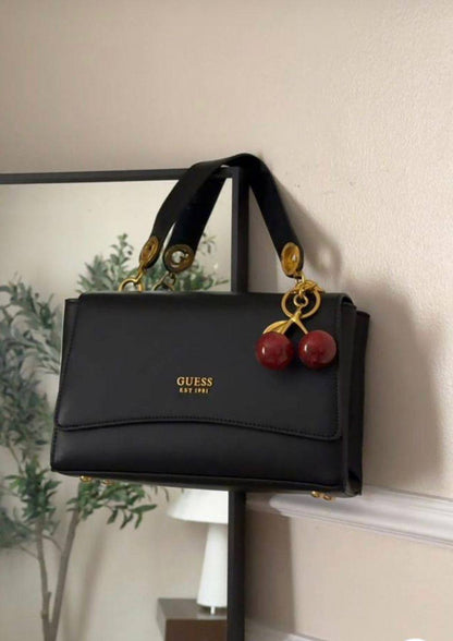 Guess
95 dhs❤️
SIZE：24cm
good quality  

with box
🎁🎁🎁

Zain35
♥️♥️♥️