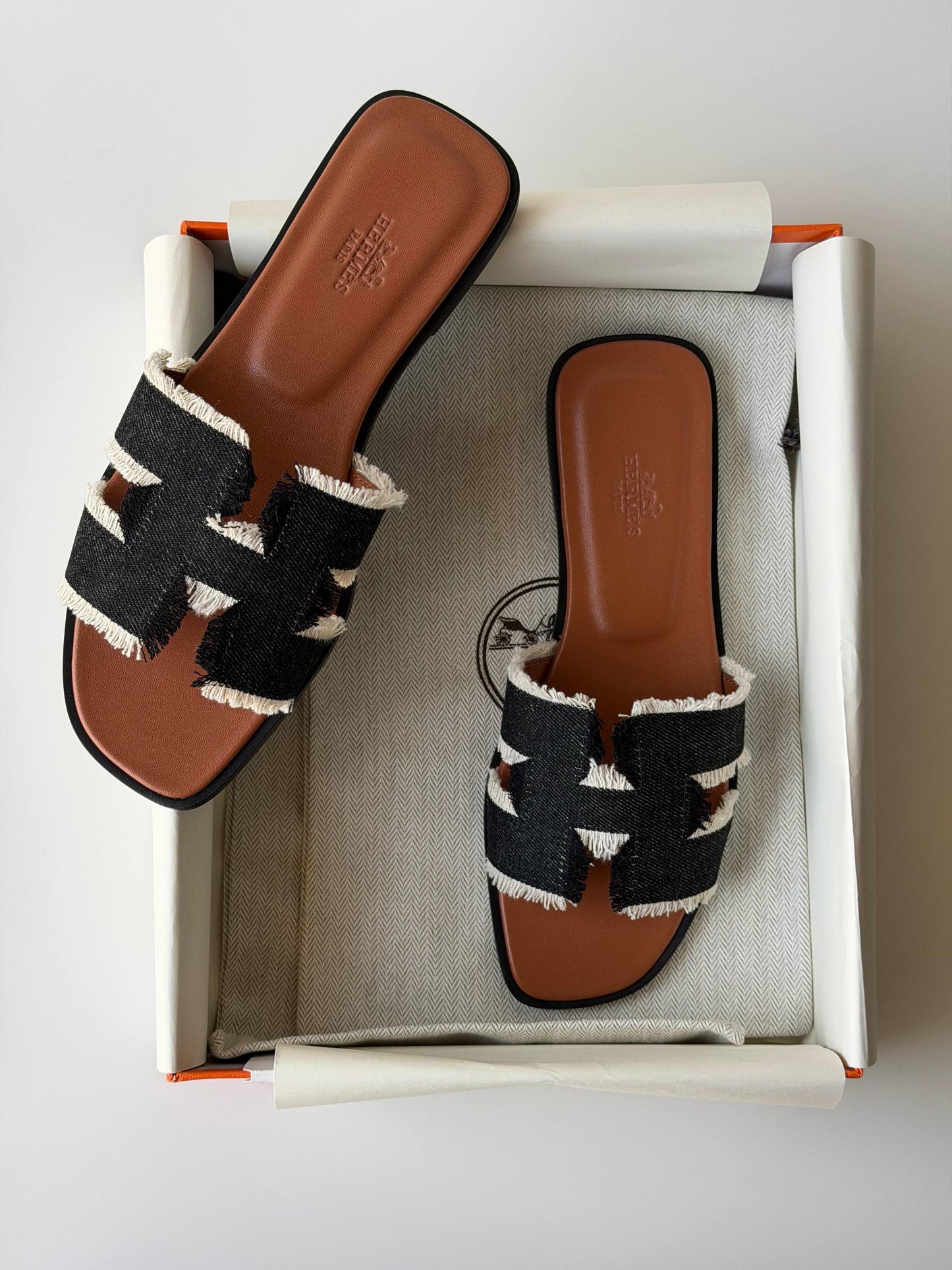 Hermes Oran
*_AAA Quality_*💫
450 dhs❣️
Size: 36 to 42

Zain81
♥️♥️♥️
