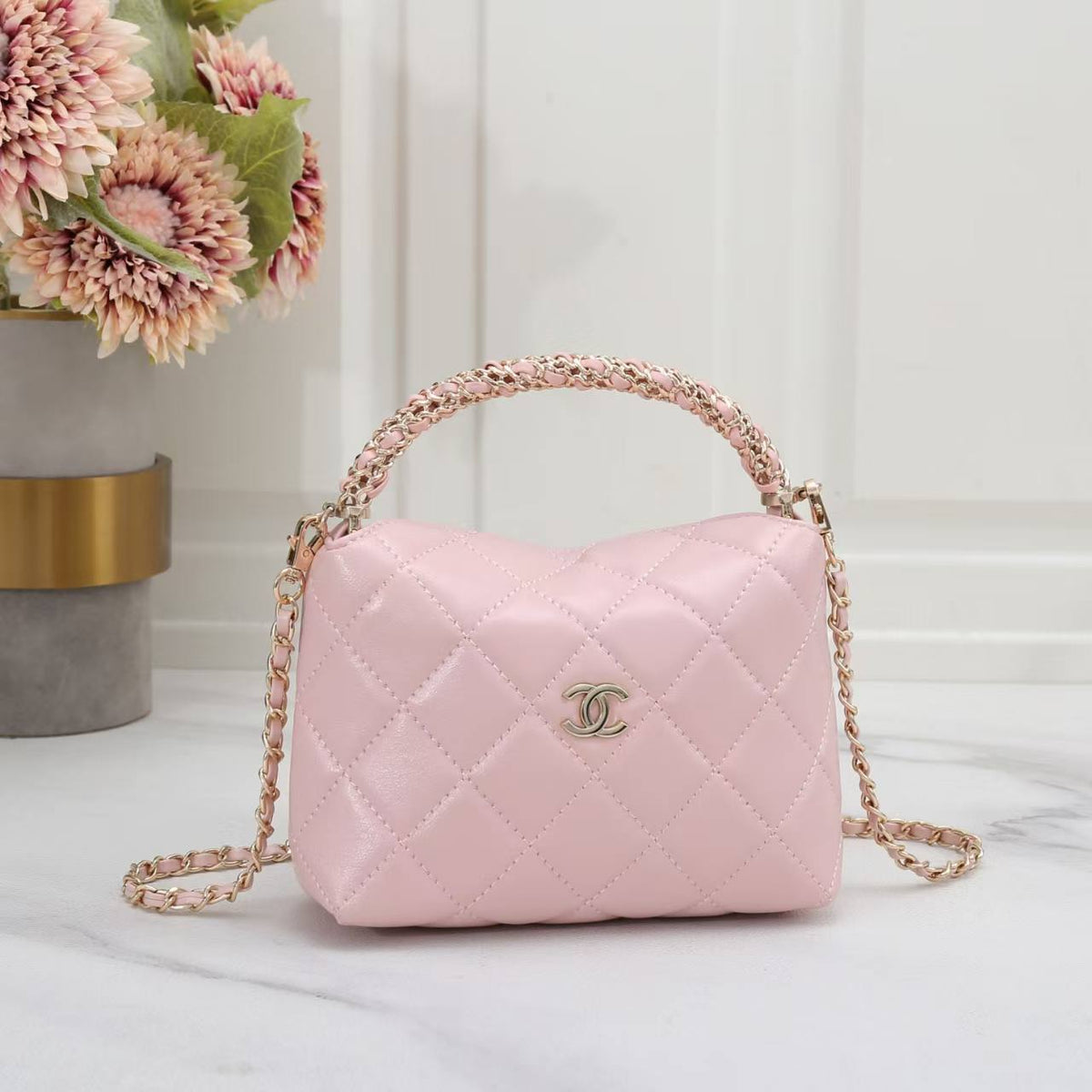 CHANEL

Best quality 
with box
100 dhs🇦🇪🇦🇪

size 20CM

Zain290
♥️♥️♥️