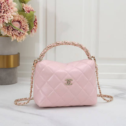 CHANEL

Best quality 
with box
100 dhs🇦🇪🇦🇪

size 20CM

Zain290
♥️♥️♥️