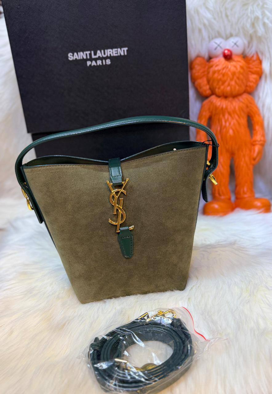 YSL
good quality, 

comes with box, 🎁🎁🎁

size... 22 *18 cm 
95 dhs💓

Zain12
♥️♥️♥️