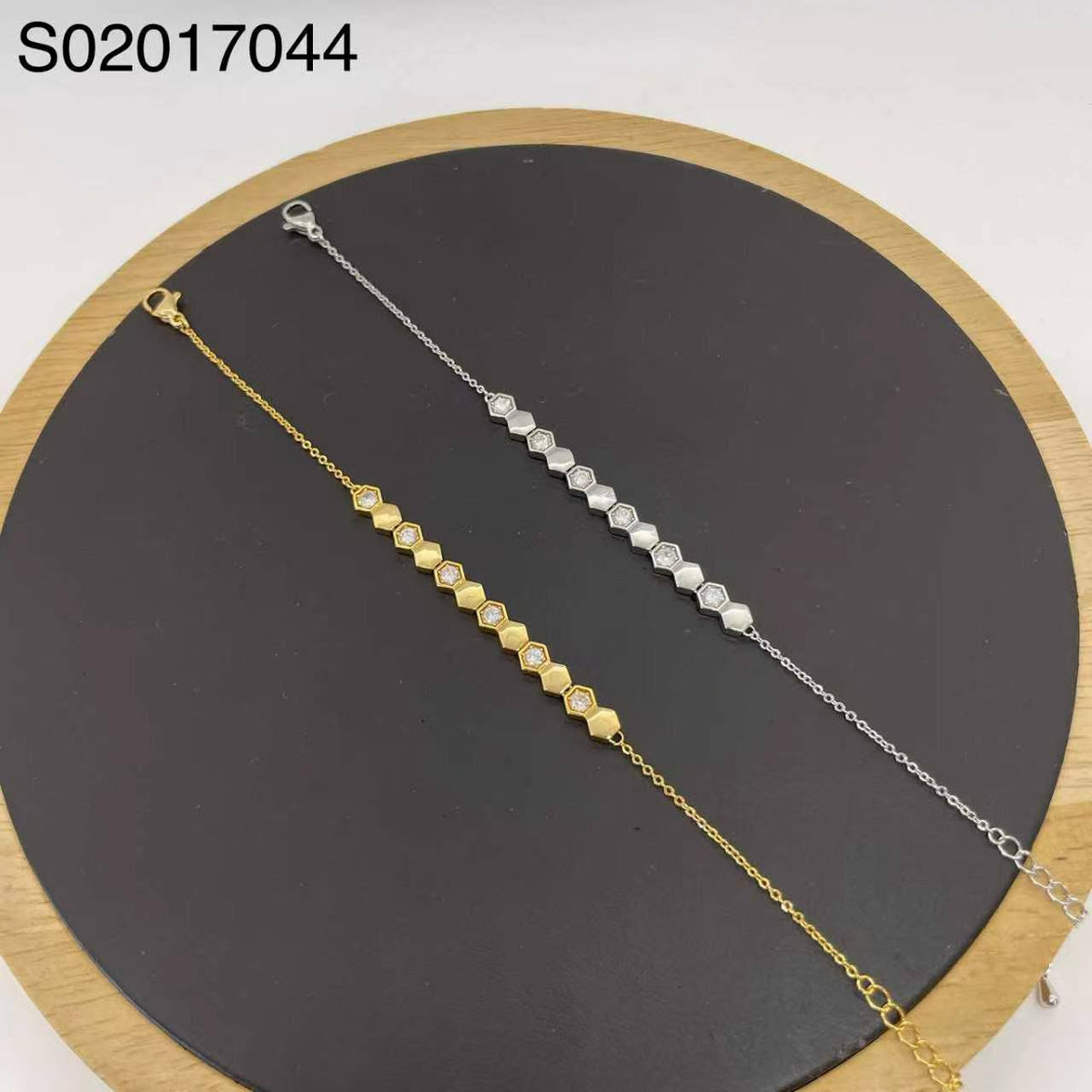 Bracelet ❤️‍🔥

 good quality 💯

 With black boxes 🗃️

35 dhs🇦🇪🇦🇪🇦🇪
With brand boxes 📦


 And paper bag🛍️
40 dhs🇦🇪🇦🇪

Zain216
♥️♥️♥️