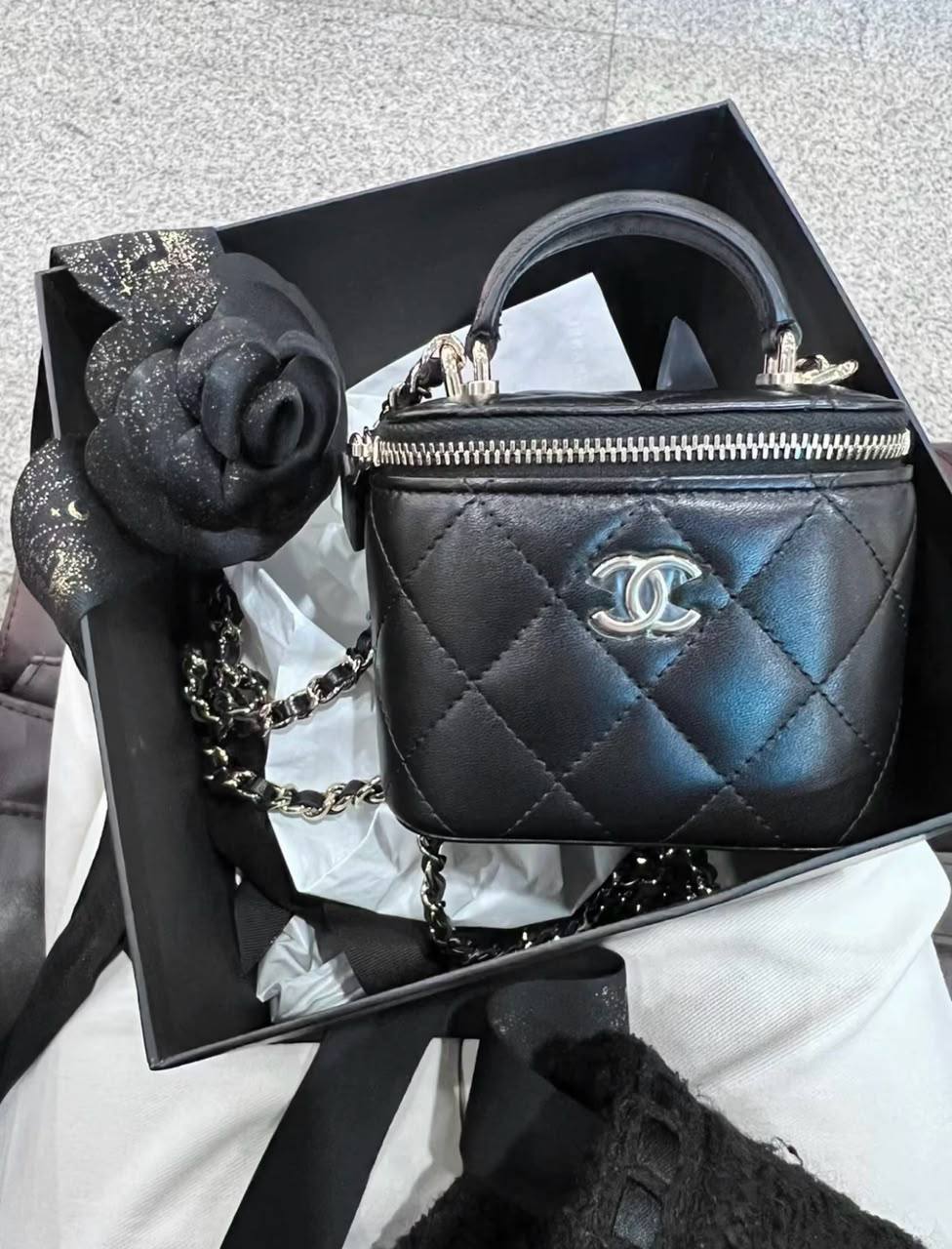 Chanel

100 dhs🇦🇪🇦🇪

SIZE：small

Good-quality 
with box

Zain35 
♥️♥️♥️