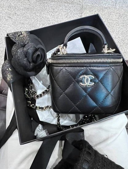 Chanel

100 dhs🇦🇪🇦🇪

SIZE：small

Good-quality 
with box

Zain35 
♥️♥️♥️