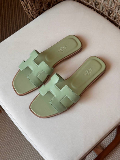 🩶✨  HERMES  ✨🩶
🤩 Available New Arrival 🤩
😍😍 Super Master Quality 😍😍
👠 Size: 36 to 41
💎 Premium Quality
450 dhs✅

Zain198
♥️♥️♥️