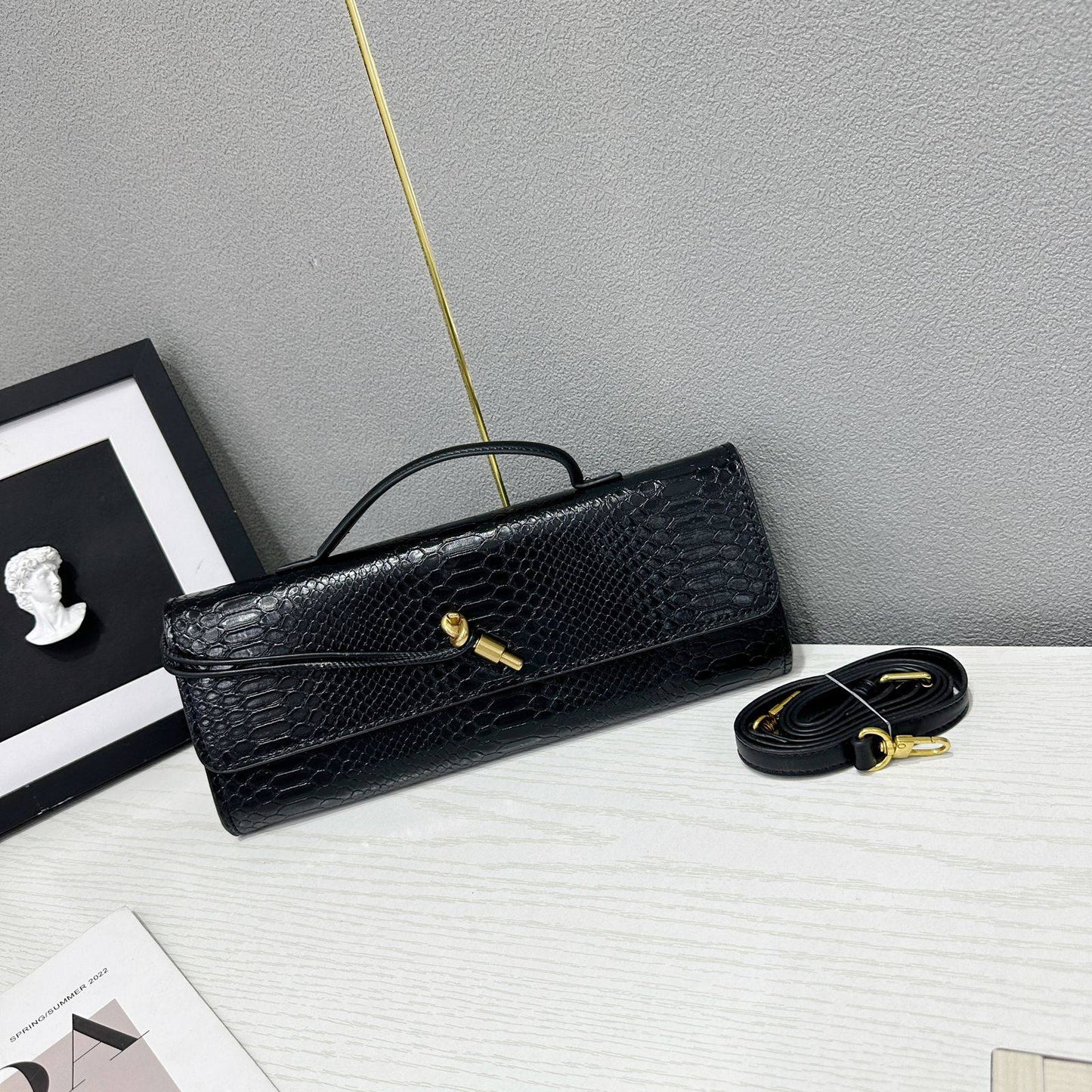 Bottega
85 dhs🪙🌨️ 

with box
🎁🎁🎁

Zain38
♥️♥️♥️