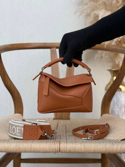 LOEWE
18cm
340 dhs💓
Top quality 
With box🎁

Zain167
♥️♥️♥️