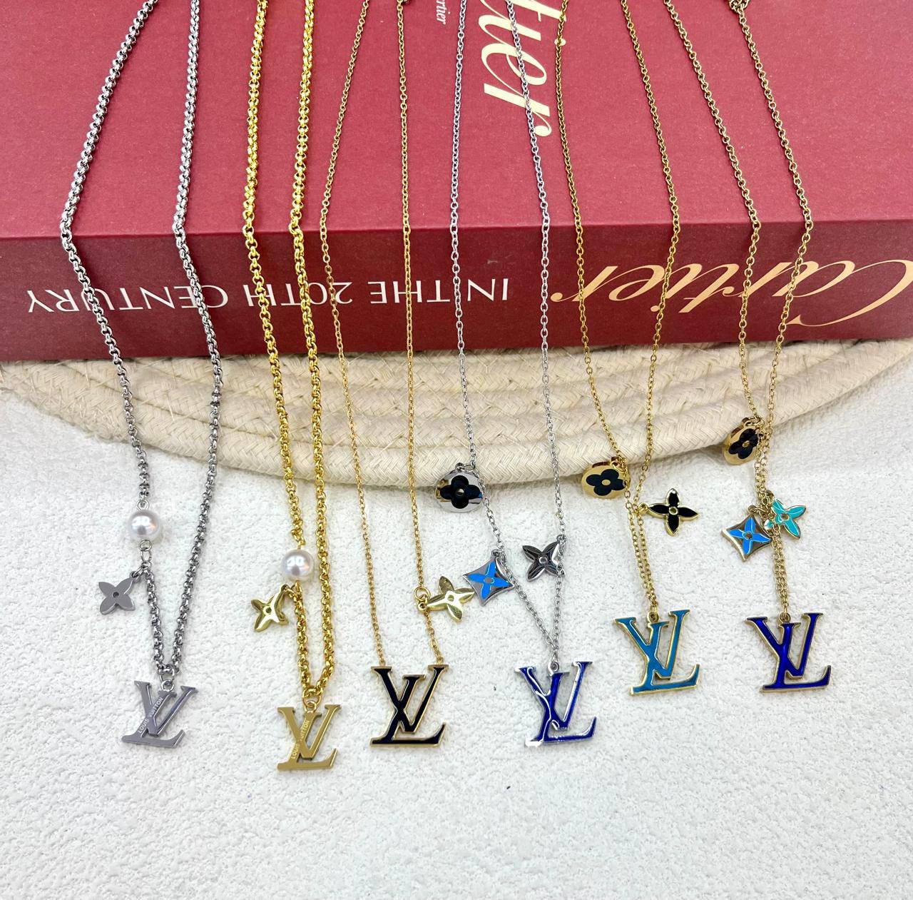Stainless steel 🔥*
Non tarnish 💯
Necklace ❤️‍🔥
Bracelet 🌸
One piece 
With black boxes 📦 
20 dhs🪙🌨️
With normal boxes 🗃️ 
And paper bag🛍️
30 dhs🪙🌨️

Zain216
♥️♥️♥️