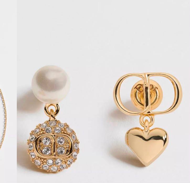 Dior 
Earring 🐦‍🔥
Master quality 💯
With normal boxes 📦 
45 dhs🇦🇪🇦🇪
With master box 🗃️ 
70 dhs🇦🇪🇦🇪

Zain216
♥️♥️♥️