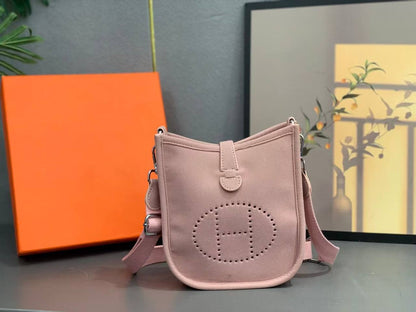 Hermes 
Best quality 

with box’s 
🎁🎁🎁

90 dhs✅
size 20 Cm

Zain290
♥️♥️♥️