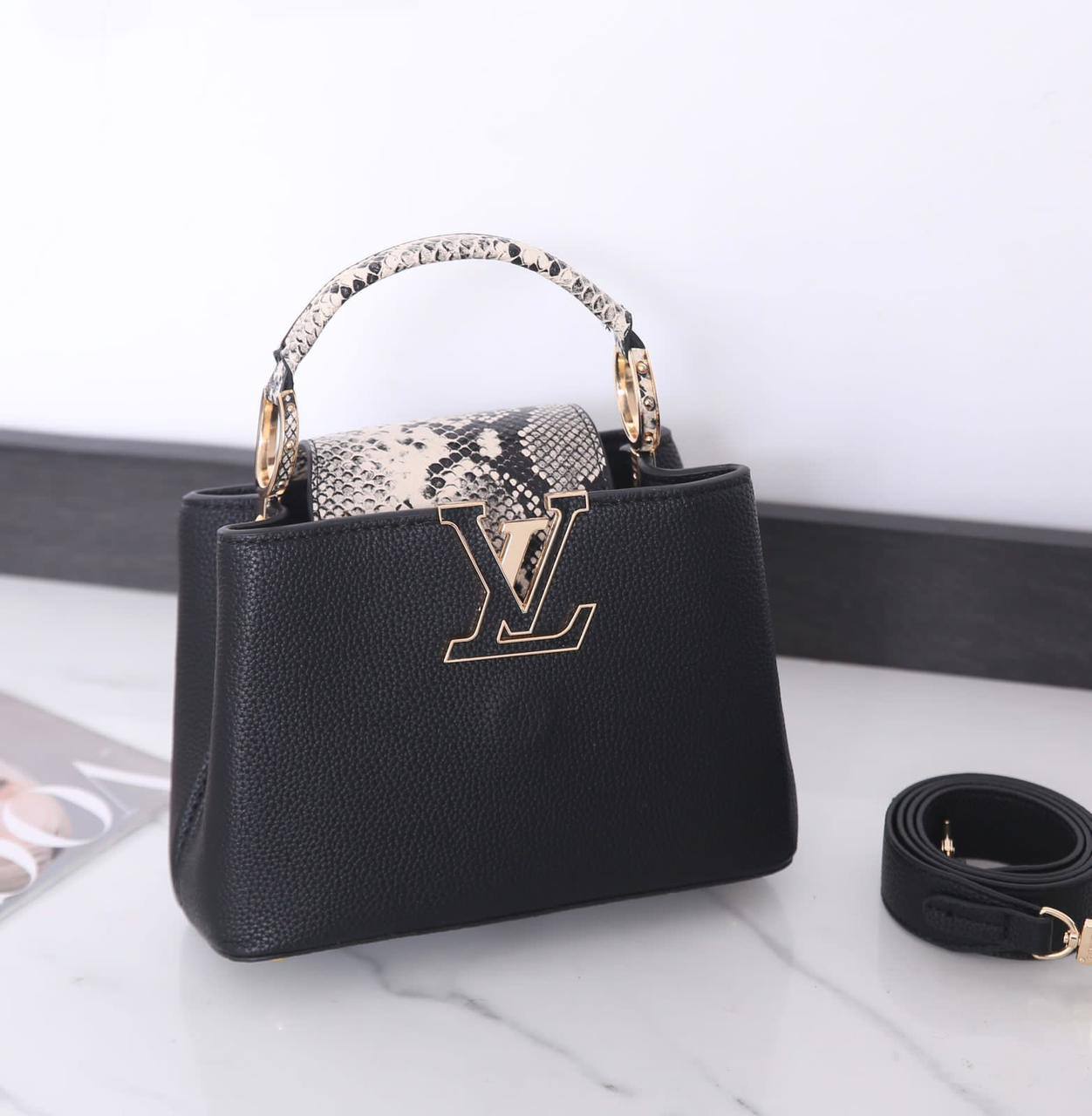 LV

 NEW CAME GOOD QUALITY 

WITH BOX 
🎁🎁🎁

115 dhs💓

Zain39
♥️♥️♥️