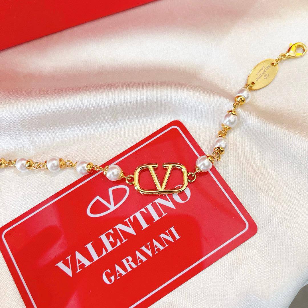 Valntino 🦋*
Breslat ❤️‍🔥
Master quality 💯
With normal boxes 📦 
50 dhs🪙💚

Zain216
♥️♥️♥️