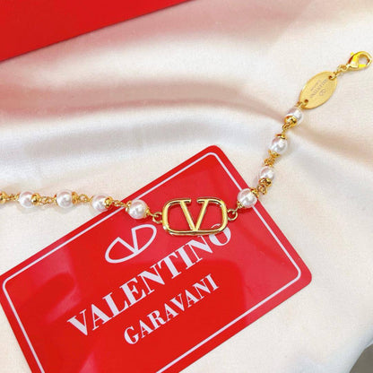 Valntino 🦋*
Breslat ❤️‍🔥
Master quality 💯
With normal boxes 📦 
50 dhs🪙💚

Zain216
♥️♥️♥️