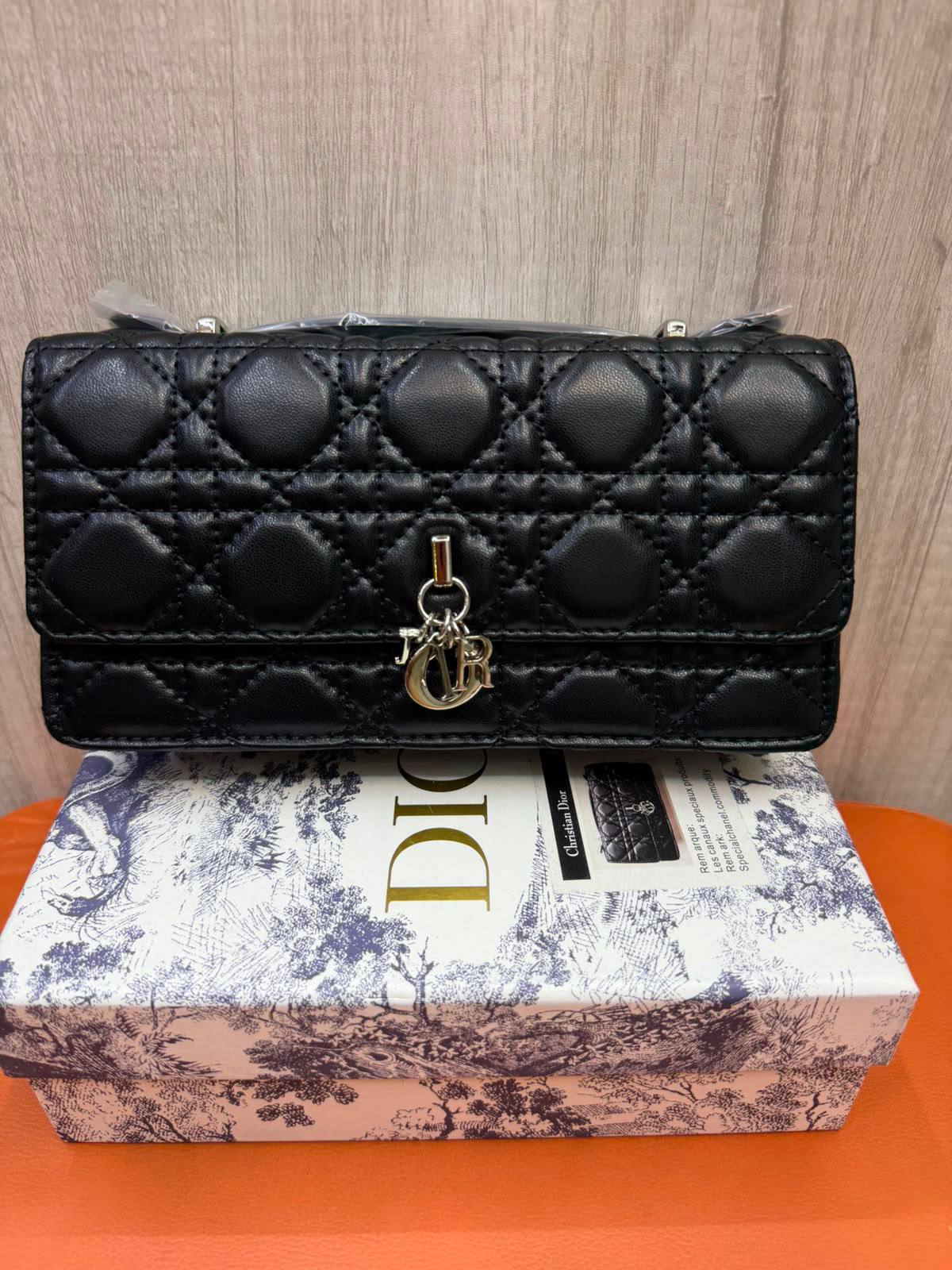 DIOR

Size  20cm

Withbox

110 dhs✅

Zain04
♥️♥️♥️