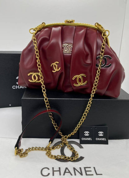 Chanel
New Design 
Good Quality 
With Box 
🎁🎁🎁

115 dhs🪙🌨️

Zain250
♥️♥️♥️