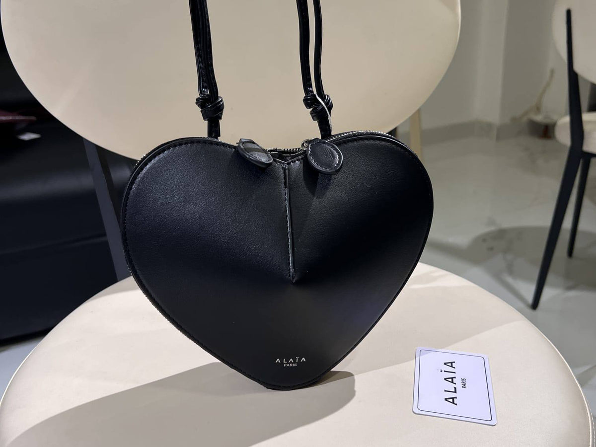ALAÏA 

100 dhs🇦🇪🇦🇪

with box
size 23×18×10cm

Zain42
♥️♥️♥️