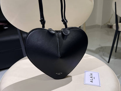 ALAÏA 

100 dhs🇦🇪🇦🇪

with box
size 23×18×10cm

Zain42
♥️♥️♥️
