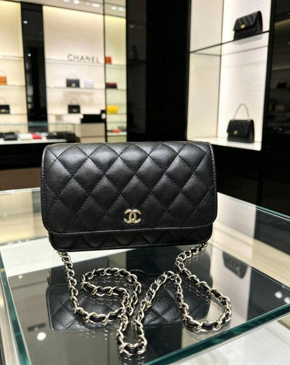 Chanel
100 dhs✅
with box
🎁🎁🎁

Size:19*12*5

Zain07
♥️♥️♥️