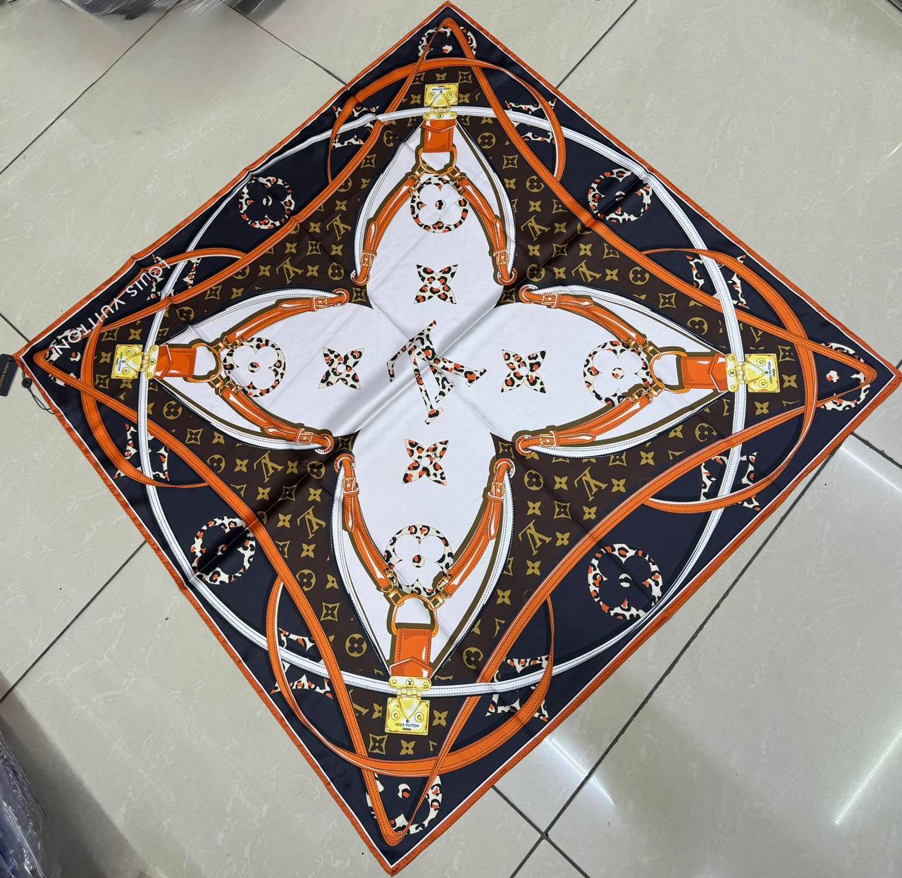 Silk square scarf 
40 dhs🪙💚

Zain93
♥️♥️♥️