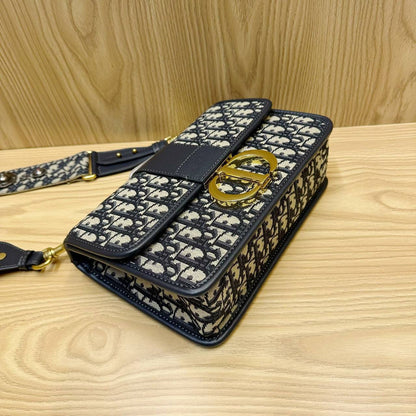 DIOR MASTER QUALITY WITH BOX
185 dhs 

Zain39

♥️♥️♥️