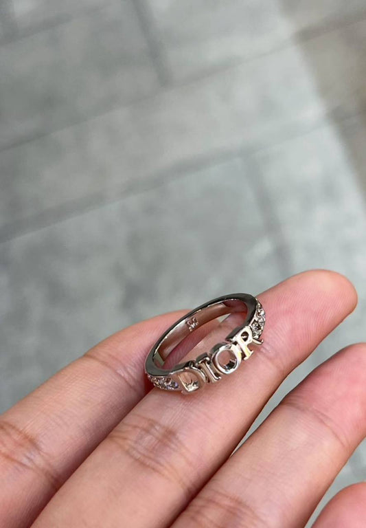 Dior ❤️‍🔥* 
Ring 💍 
Master quality 💯
With normal boxes 🗃️ 
45 dhs🪙🌨️
With master box 📦 
55 dhs🪙🌨️
Size 7/8/9

Zain216
♥️♥️♥️