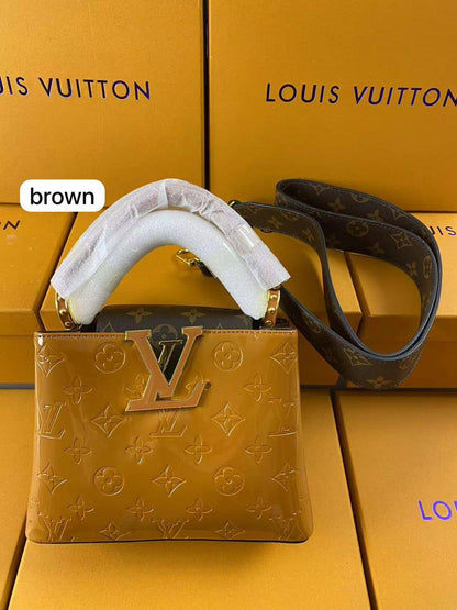 LV 

1️⃣ First Quality +🎁
Size : 21 * 15 cm
95 dhs🇦🇪🇦🇪

with box🎁
Zain115
♥️♥️♥️