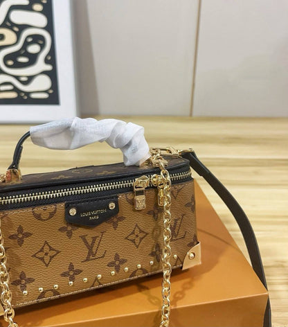LV 
COPY ONE NEW CAME WITH BOX 
210 dhs🇦🇪🇦🇪

Zain295
♥️♥️♥️