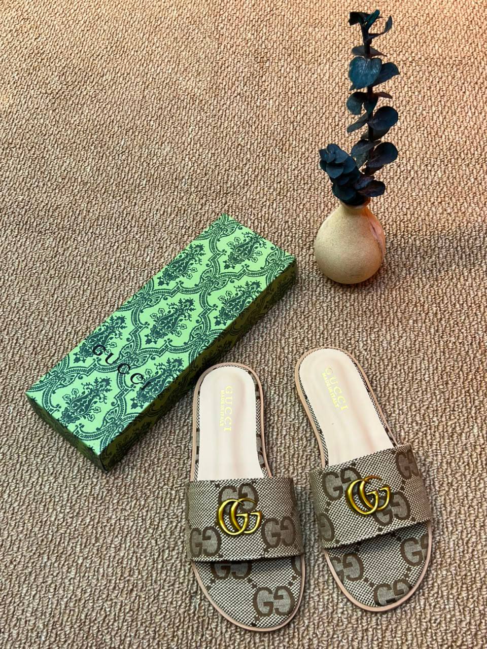 Slippers
75 dhs✅
Size 36-41

Zain236
♥️♥️♥️