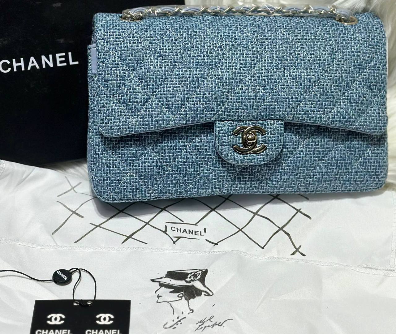 Chanel
good quality, 
comes with box, 
🎁🎁🎁

size... 26 *16 cm
115 dhs💓

Zain12
♥️♥️♥️