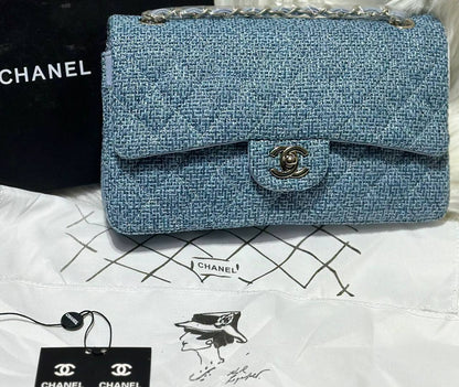 Chanel
good quality, 
comes with box, 
🎁🎁🎁

size... 26 *16 cm
115 dhs💓

Zain12
♥️♥️♥️