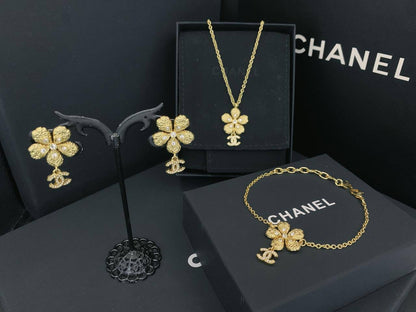 CHANEL SET 
MASTER QUALITY ✨💫
140 DHS✅
WITH BOX AND PAPER BAG 🎁🛍️

Zain89
♥️♥️♥️