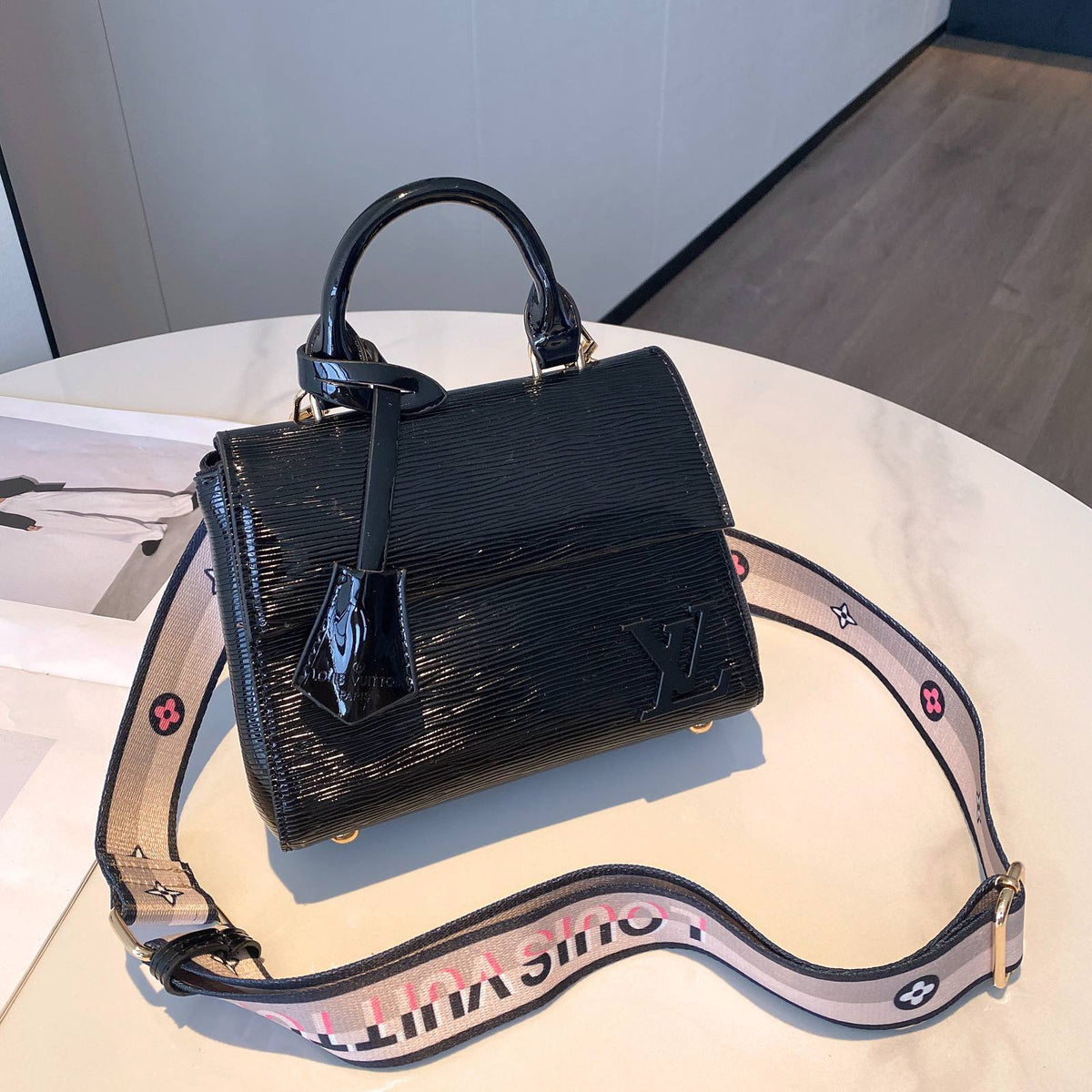 LV

Best quality 
with box
115 dhs🇦🇪🇦🇪

size 21CM

Zain290
♥️♥️♥️