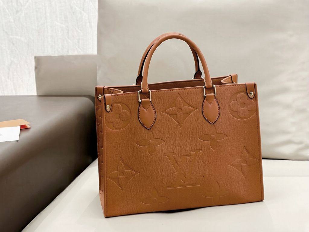 LV
 ONTHEGO 
GOOD QUALITY 
MEDUIM SIZE 
100 dhs✅

Zain39
♥️♥️♥️