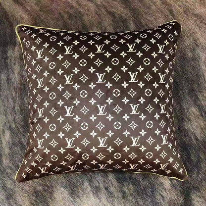 Brand 
High quality 
Pillow cover 
Velvet 100%
Size 50*50
50 dhs🪙🌨️

Zain99
♥️♥️♥️