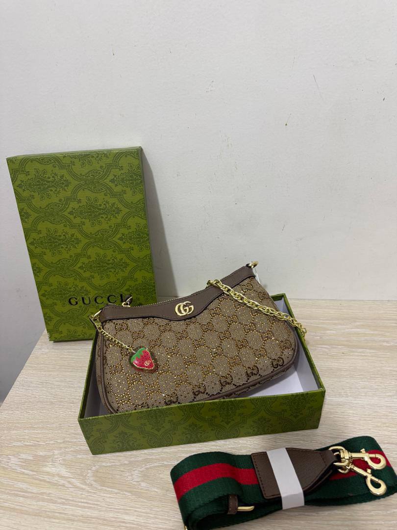 Gucci
100 dhs✅
Good-quality 

with box
🎁🎁🎁

Zain39
♥️♥️♥️