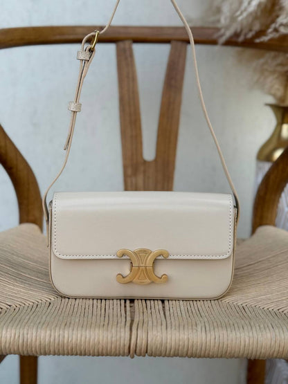 CELINE
20cm
310 dhs🇦🇪
Top quality 
With box🎁

Zain167
♥️♥️♥️