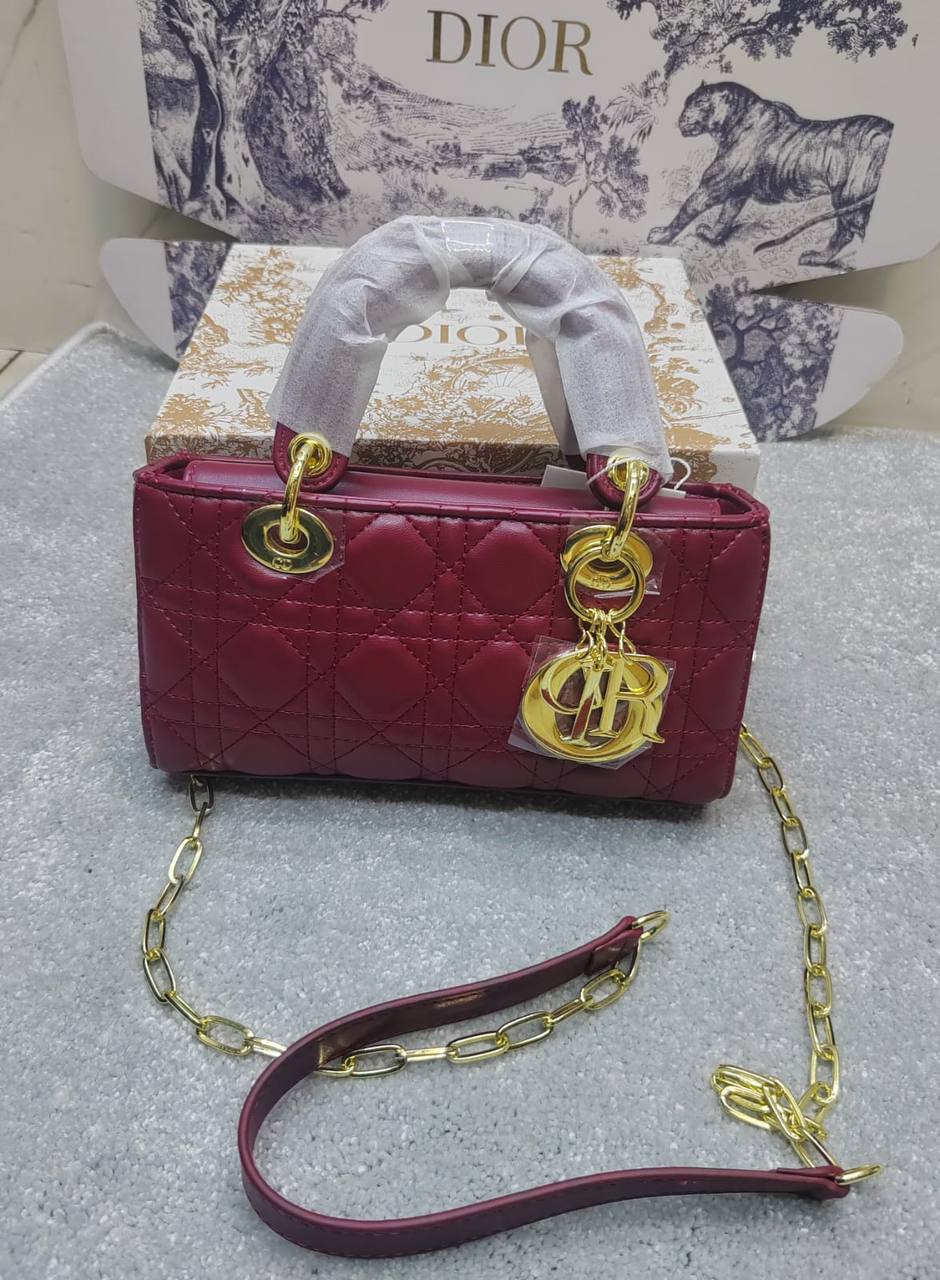 Dior
high quality
120 dhs🇦🇪🇦🇪
with box

Zain143
♥️♥️♥️